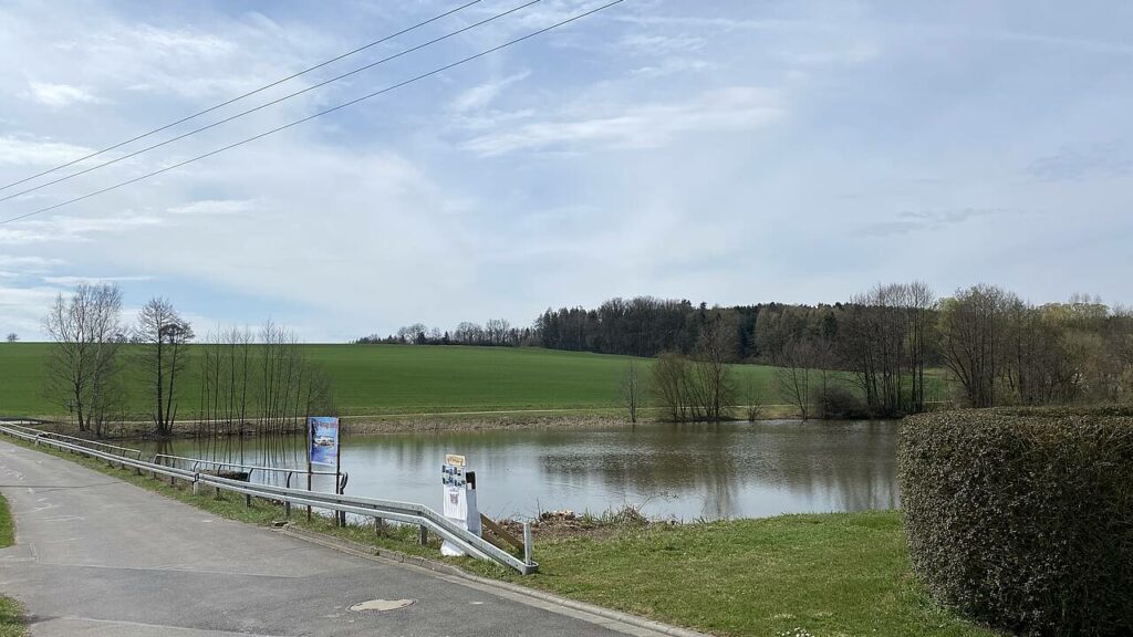 Blick auf den Postweiher und die künftige Fläche der PV-Anlage.
